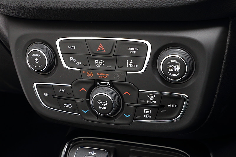 エアコンや運転支援機能などのスイッチ類はすべてインパネ中央に集約されている