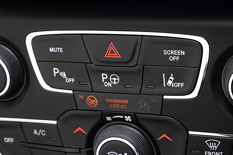 エアコンや運転支援機能などのスイッチ類はすべてインパネ中央に集約されている