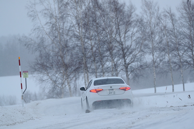 雪道でもドライバーの意図どおりに操ることができる