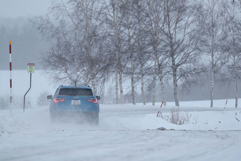 コンパスは常に安定感に包まれていて、どんな路面状況でも安心して走行できる