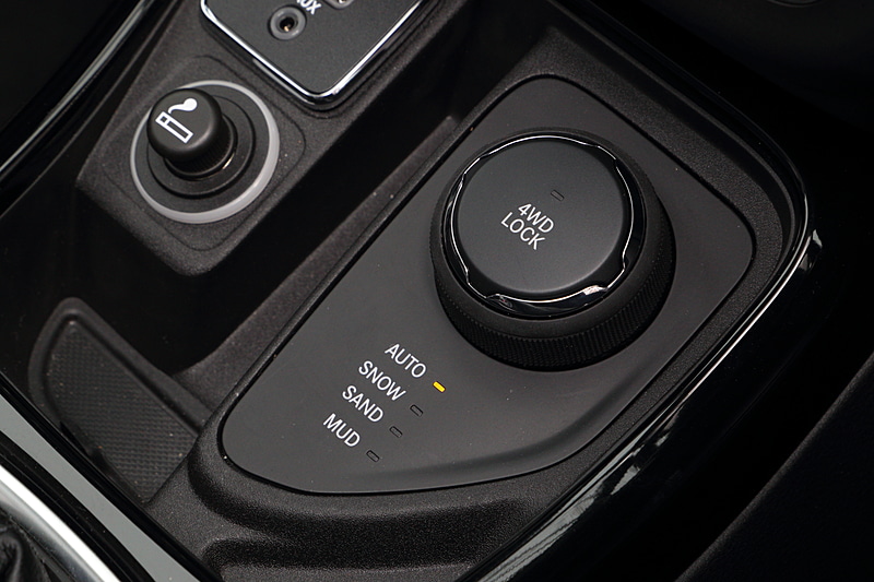 4WDシステムの「セレクテレインシステム」は「AUTO」「SNOW」「SAND」「MUD」の4つのモードを選択できる