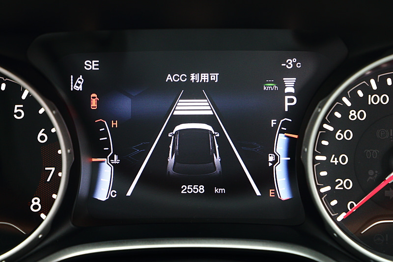 コンパス リミテッドは「アダプティブ クルーズ コントロール＜STOP＆GO機能付＞」を標準装備。速度を自動調節して前方車両との安全な車間距離をキープ。前方車両が停止すると自車も停止し、前方車両が2秒以内に動きだすと、ドライバーの操作なしで直前の走行速度に復帰する