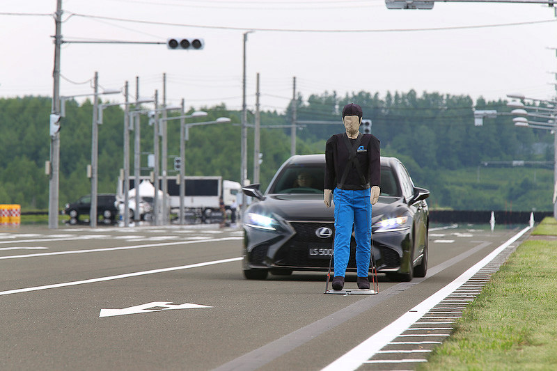 レクサス「LS」が「プリクラッシュセーフティ（歩行者注意喚起・アクティブ操舵回避支援）」で歩行者を回避するシーン