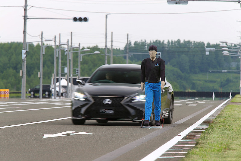 レクサス「LS」が「プリクラッシュセーフティ（歩行者注意喚起・アクティブ操舵回避支援）」で歩行者を回避するシーン