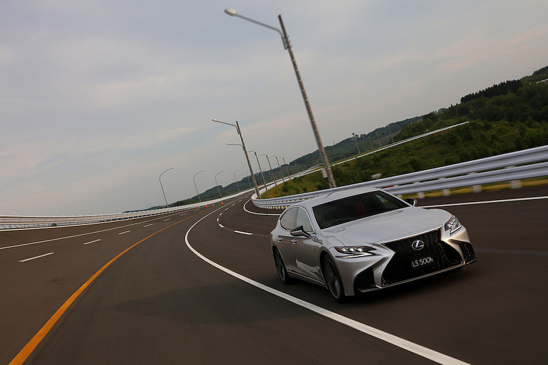 レクサス LSに搭載された「ドライバー異常時停車支援システム（LTA連動型）」の作動シーン。「レーントレーシングアシスト（LTA）」の作動中にステアリングなどの操作がないことでドライバーの異常を検知して、車内で運転再開の警告などを行ないつつ、自車線内で減速して完全停車。さらにドアの解錠や「ヘルプネット」接続なども実施される