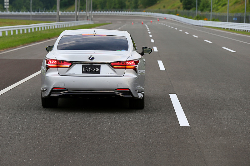 レクサス LSに搭載された「ドライバー異常時停車支援システム（LTA連動型）」の作動シーン。「レーントレーシングアシスト（LTA）」の作動中にステアリングなどの操作がないことでドライバーの異常を検知して、車内で運転再開の警告などを行ないつつ、自車線内で減速して完全停車。さらにドアの解錠や「ヘルプネット」接続なども実施される