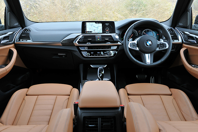 インテリアではクローム加飾を効果的に採用するとともに、リアのドアパネルやセンターコンソールなどに「X」や「X3」のエンボス加工を施して個性を主張。装備面では音声認識やタッチスクリーンが搭載された最新の「iDriveナビゲーション・システム」や、総合テレマティクスサービス「BMWコネクテッド・ドライブ」が標準装備される