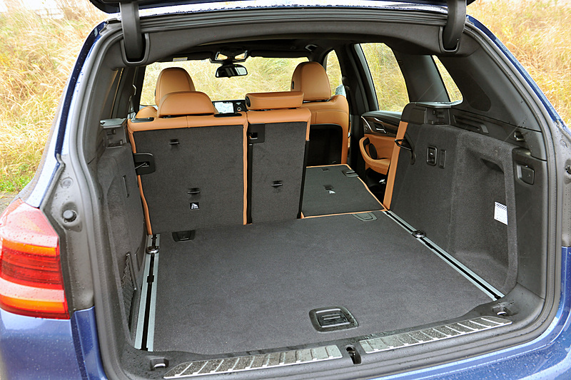 リアシートは40：20：40分割可倒式で、ラゲッジスペース容量は後席を折りたたむことで最大1600Lまで拡大できる
