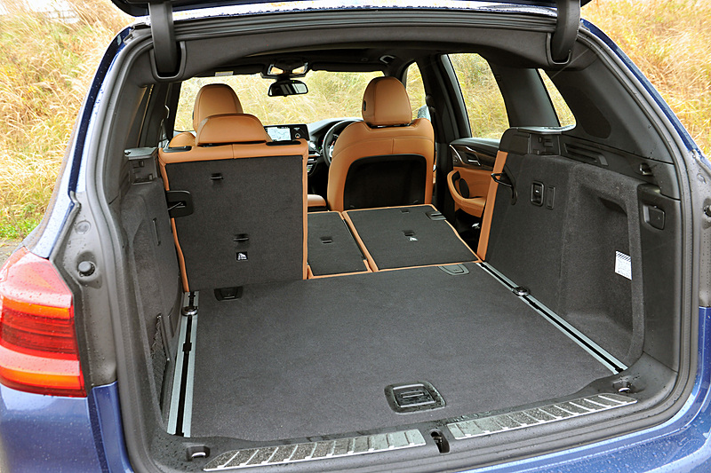 リアシートは40：20：40分割可倒式で、ラゲッジスペース容量は後席を折りたたむことで最大1600Lまで拡大できる