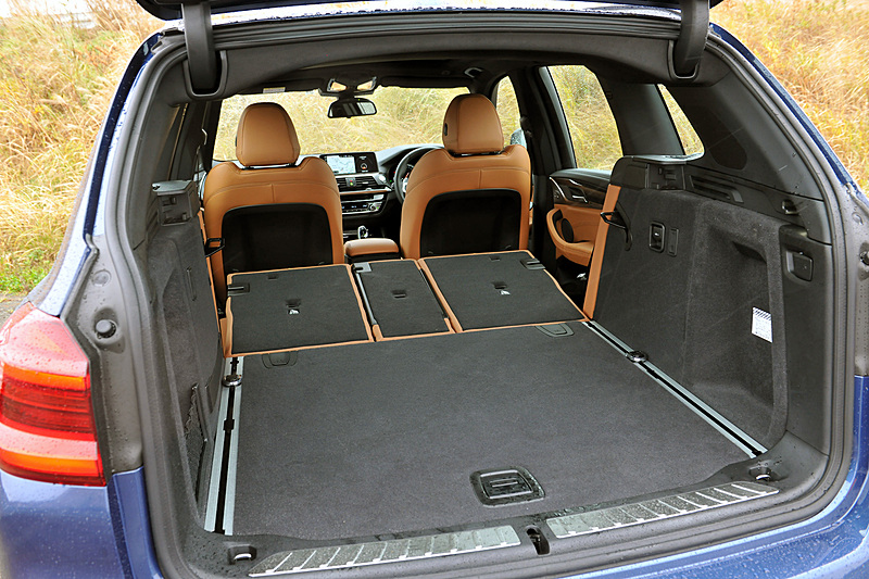 リアシートは40：20：40分割可倒式で、ラゲッジスペース容量は後席を折りたたむことで最大1600Lまで拡大できる