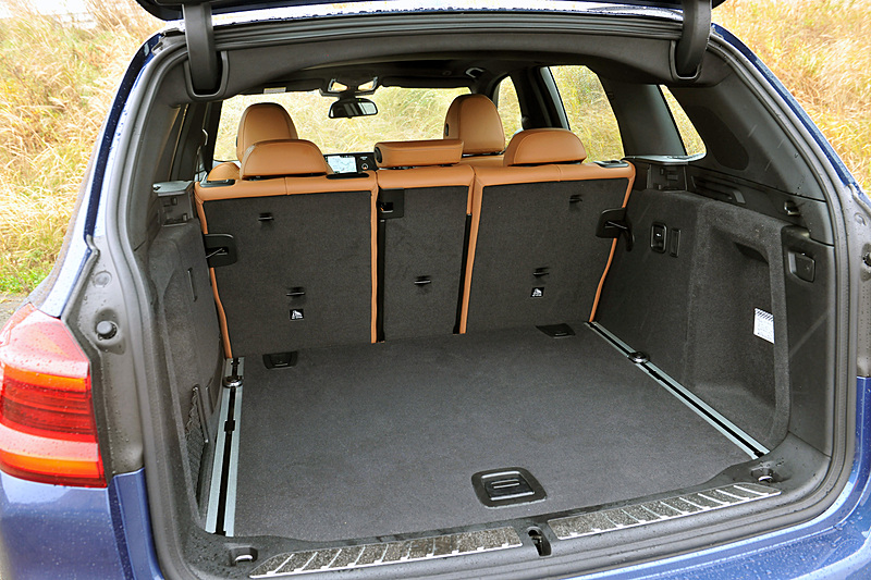 リアシートは40：20：40分割可倒式で、ラゲッジスペース容量は後席を折りたたむことで最大1600Lまで拡大できる