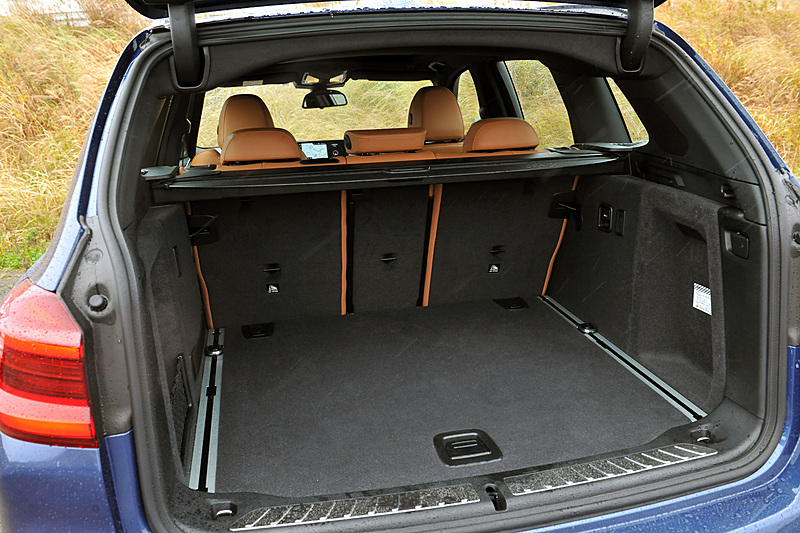 リアシートは40：20：40分割可倒式で、ラゲッジスペース容量は後席を折りたたむことで最大1600Lまで拡大できる