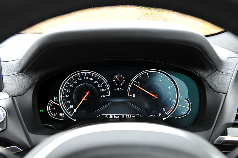 インテリアではクローム加飾を効果的に採用するとともに、リアのドアパネルやセンターコンソールなどに「X」や「X3」のエンボス加工を施して個性を主張。装備面では音声認識やタッチスクリーンが搭載された最新の「iDriveナビゲーション・システム」や、総合テレマティクスサービス「BMWコネクテッド・ドライブ」が標準装備される