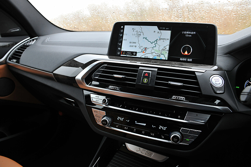 インテリアではクローム加飾を効果的に採用するとともに、リアのドアパネルやセンターコンソールなどに「X」や「X3」のエンボス加工を施して個性を主張。装備面では音声認識やタッチスクリーンが搭載された最新の「iDriveナビゲーション・システム」や、総合テレマティクスサービス「BMWコネクテッド・ドライブ」が標準装備される