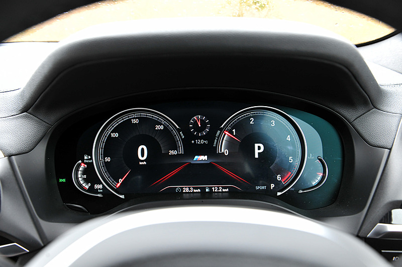 パフォーマンスを最適化する「ドライビング・パフォーマンス・コントロール」では、スタンダートな設定の「コンフォート」、燃料消費量低減に貢献する「ECO PRO」、ダイナミックな走行が楽しめる「スポーツ」の3モードを設定。それぞれでメーターの表示が異なる