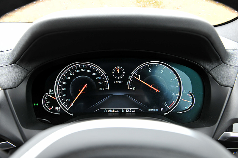 パフォーマンスを最適化する「ドライビング・パフォーマンス・コントロール」では、スタンダートな設定の「コンフォート」、燃料消費量低減に貢献する「ECO PRO」、ダイナミックな走行が楽しめる「スポーツ」の3モードを設定。それぞれでメーターの表示が異なる