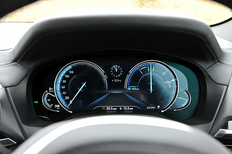 パフォーマンスを最適化する「ドライビング・パフォーマンス・コントロール」では、スタンダートな設定の「コンフォート」、燃料消費量低減に貢献する「ECO PRO」、ダイナミックな走行が楽しめる「スポーツ」の3モードを設定。それぞれでメーターの表示が異なる