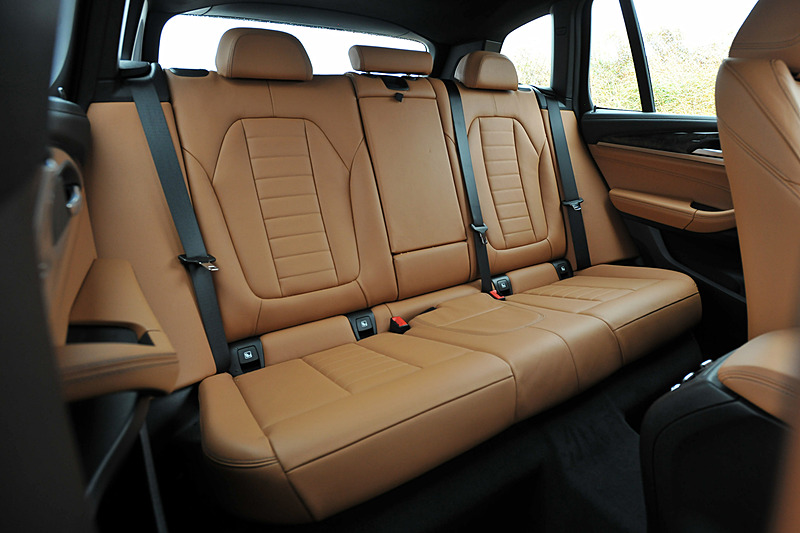 インテリアではクローム加飾を効果的に採用するとともに、リアのドアパネルやセンターコンソールなどに「X」や「X3」のエンボス加工を施して個性を主張。装備面では音声認識やタッチスクリーンが搭載された最新の「iDriveナビゲーション・システム」や、総合テレマティクスサービス「BMWコネクテッド・ドライブ」が標準装備される