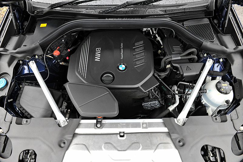 直列4気筒DOHC 2.0リッターディーゼルターボエンジンは最高出力140kW（190PS）/4000rpm、最大トルク400Nm/1750-2500rpmを発生。ディーゼルモデルのJC08モード燃費は17.0km/L