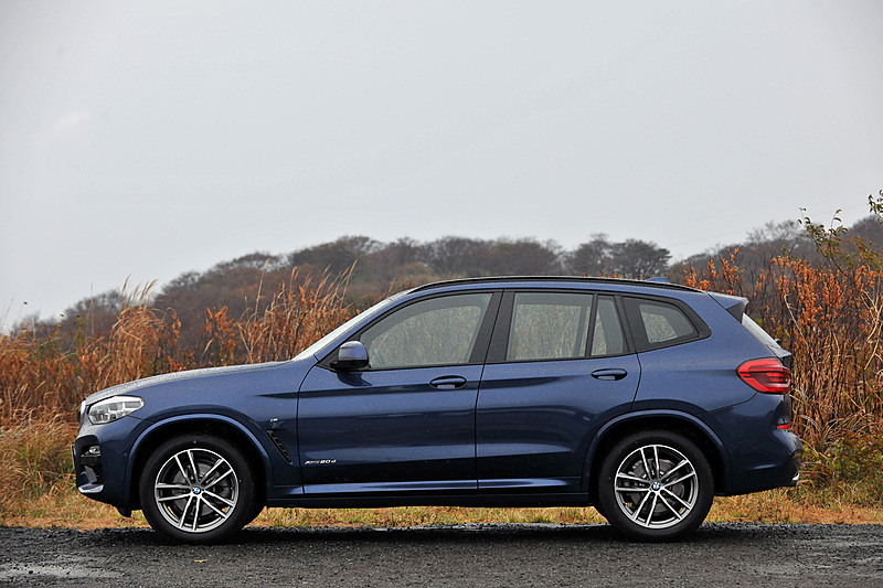 10月19日に受注を開始した新型プレミアムミドルクラスSAV「X3」。今回試乗したのはスポーティなデザインを採用する「X3 xDrive20d M Sport」で、ボディサイズは4720×1890×1675mm（全長×全幅×全高）、ホイールベースは2865mm