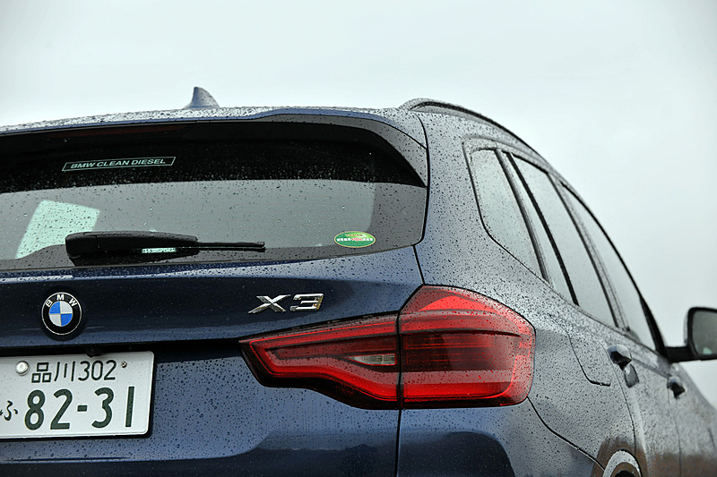 エクステリアでは大型化したキドニーグリルとともに、六角形のヘッドライト、ワイドでスポーティな印象を強調するエアインレットを採用。先進のエアロダイナミクス技術により、Cd値0.29を実現しているのもトピックの1つ。足下は19インチアルミホイールに横浜ゴム「ADVAN Sport V105」（245/50 R19）を組み合わせる。M Sport仕様では「M エアロダイナミクス・パッケージ」（フロントエプロン、サイドスカート、リアスカート）、専用のテールパイプトリム（クローム仕上げ）などが与えられる