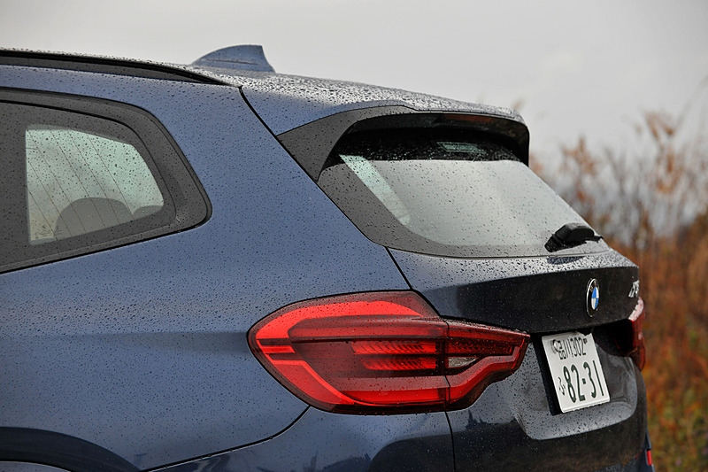 エクステリアでは大型化したキドニーグリルとともに、六角形のヘッドライト、ワイドでスポーティな印象を強調するエアインレットを採用。先進のエアロダイナミクス技術により、Cd値0.29を実現しているのもトピックの1つ。足下は19インチアルミホイールに横浜ゴム「ADVAN Sport V105」（245/50 R19）を組み合わせる。M Sport仕様では「M エアロダイナミクス・パッケージ」（フロントエプロン、サイドスカート、リアスカート）、専用のテールパイプトリム（クローム仕上げ）などが与えられる