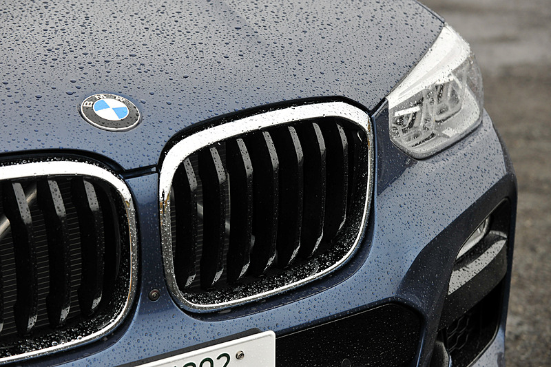 エクステリアでは大型化したキドニーグリルとともに、六角形のヘッドライト、ワイドでスポーティな印象を強調するエアインレットを採用。先進のエアロダイナミクス技術により、Cd値0.29を実現しているのもトピックの1つ。足下は19インチアルミホイールに横浜ゴム「ADVAN Sport V105」（245/50 R19）を組み合わせる。M Sport仕様では「M エアロダイナミクス・パッケージ」（フロントエプロン、サイドスカート、リアスカート）、専用のテールパイプトリム（クローム仕上げ）などが与えられる