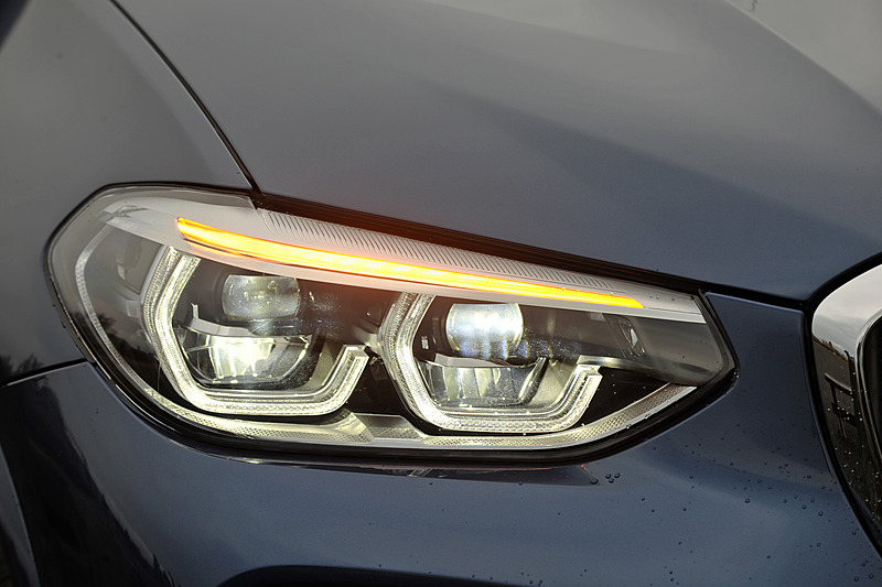 エクステリアでは大型化したキドニーグリルとともに、六角形のヘッドライト、ワイドでスポーティな印象を強調するエアインレットを採用。先進のエアロダイナミクス技術により、Cd値0.29を実現しているのもトピックの1つ。足下は19インチアルミホイールに横浜ゴム「ADVAN Sport V105」（245/50 R19）を組み合わせる。M Sport仕様では「M エアロダイナミクス・パッケージ」（フロントエプロン、サイドスカート、リアスカート）、専用のテールパイプトリム（クローム仕上げ）などが与えられる