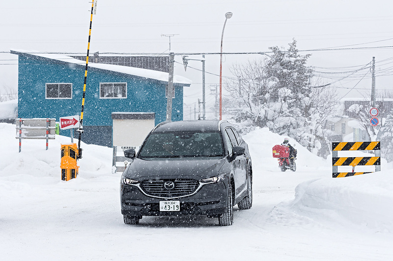 北剣淵駅～士別駅間にある踏切通過中。配達ご苦労さまです