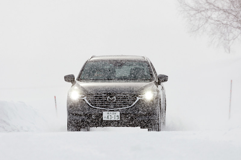 雪降り過ぎの北海道を進むCX-8