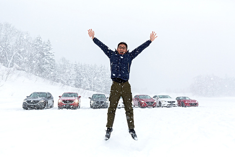 編集者に“飛んで”と言われたので飛んでみました。が、雪が白くて飛んでいる感じが……。マツダの剣淵試験場内にて