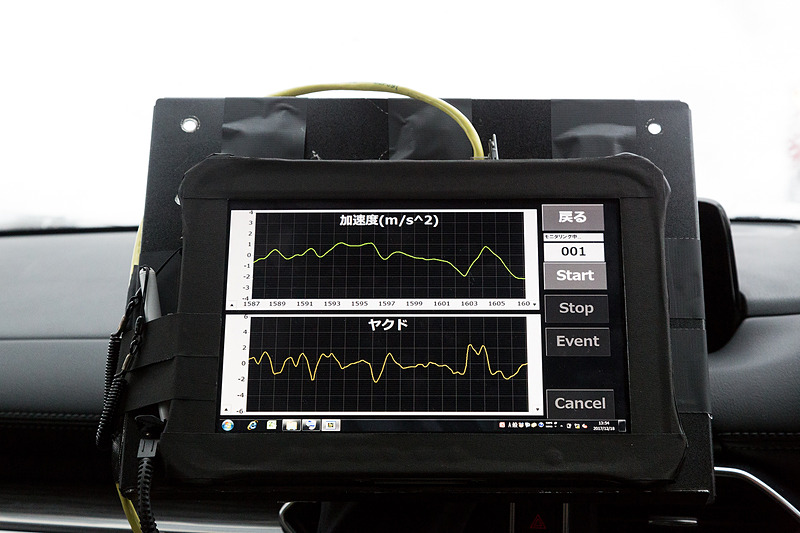 加速度と躍度を表示するモニター。躍度の変化と加速度の変化の相関が面白い。躍度をうまくコントロールしつつ、加速度を発生させ、速度変化へとつなげていく