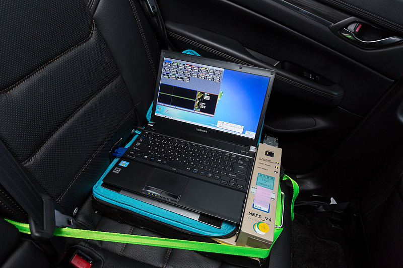 後席に搭載されたPC。躍度表示のための仕事をしているようだ