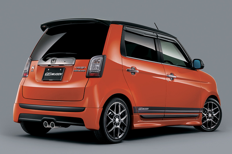 「バンパータイプ」エアロパーツ装着車のリアビュー。リアアンダースポイラーは無限製のデュアルエキゾーストシステムの対応品（写真）のほか、標準装備マフラー対応品もラインアップする