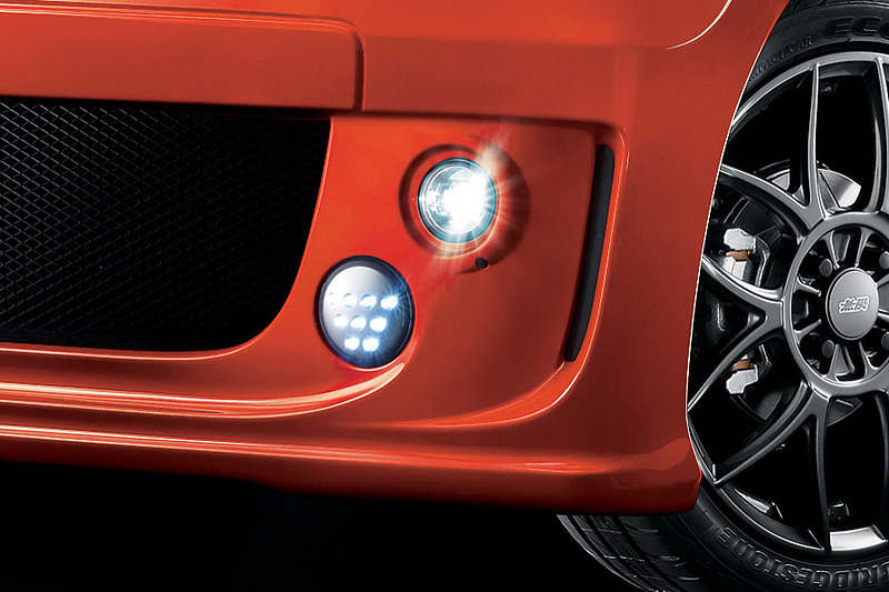 上は「フロントエアロバンパー＆LEDフォグライト」のLEDフォグランプ、下はオプションとなるLEDのエアロイルミネーション（3万240円）