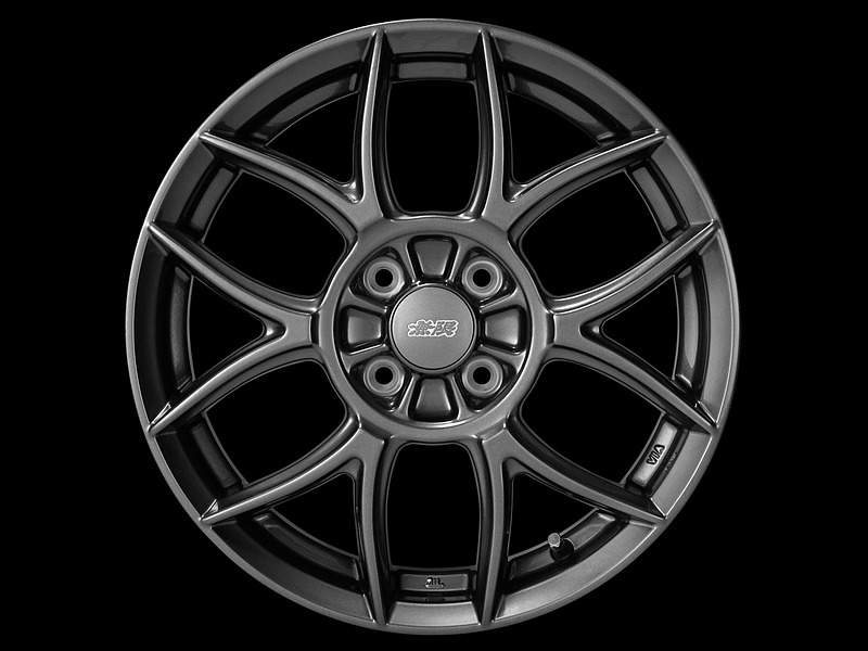 ダークガンメタリック色の「MDN」アルミホイールは15インチが2万7000円、16インチが3万1320円