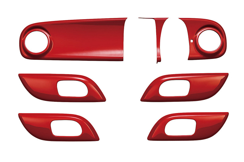 ダッシュボードやドアノブ加飾パネルなどをカラフルに彩る「インテリアパネル」。ナビ装着用スペシャルパッケージ装着車/オーディオレス車向け（3色）とディスプレイオーディオ装着車向け（4色）の2種類があり、価格はどちらも2万5920円