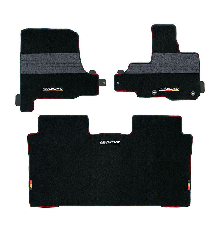 無限のロゴマークなどを備える「スポーツマット」（1万9440円）は「ブラック×レッド」「ブラック」の2タイプ