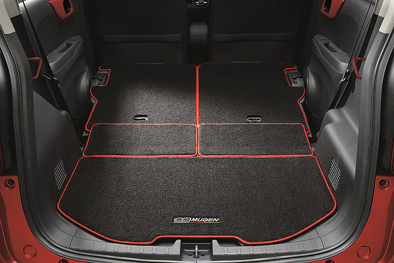 「スポーツラゲッジマット」（1万9440円）も「ブラック×レッド」「ブラック」の2タイプ。リアシートの背面までセットになっており、リアシートを前方に倒したフルラゲッジ状態で荷物を載せたときにもシートを汚れから守る