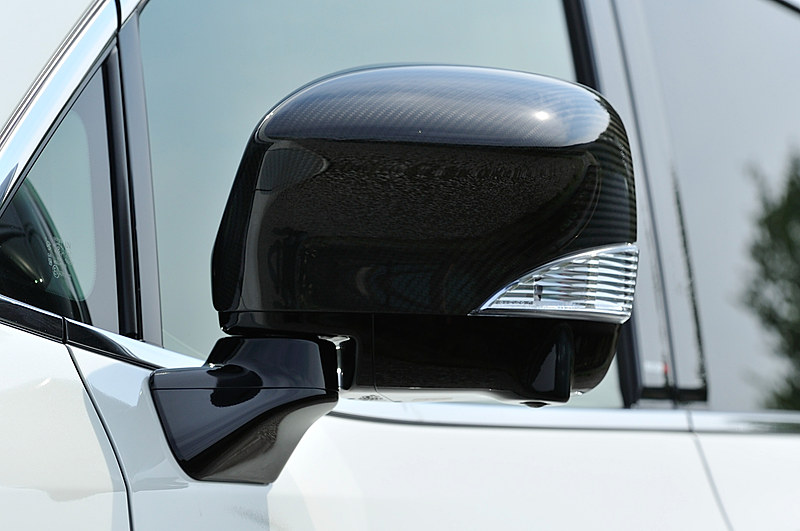 エクステリアではNISMOのノウハウが注ぎこまれたエアロキット(フロントアンダースポイラー、サイドスカート、リアアンダースポイラー、リアサイドスポイラー)とともに、19インチアルミホイール&ブリヂストン「POTENZA S001」(245/45 R19)、オールステンレス製スポーツマフラー、S-tuneサスペンションキットを装着。車高はノーマルからフロント約20mm、リア約15mmローダウンする。このほかにもカーボンドアミラーカバー、ダーククロームグリルといったディーラーオプションパーツも付いている