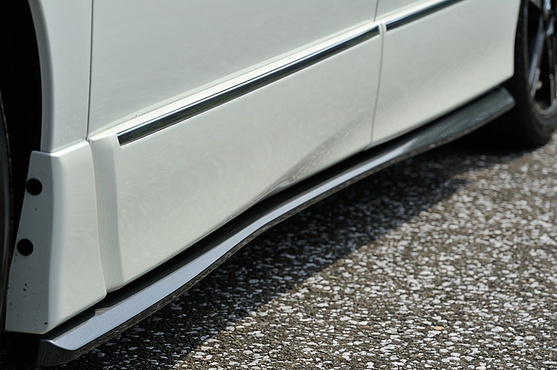 エクステリアではNISMOのノウハウが注ぎこまれたエアロキット(フロントアンダースポイラー、サイドスカート、リアアンダースポイラー、リアサイドスポイラー)とともに、19インチアルミホイール&ブリヂストン「POTENZA S001」(245/45 R19)、オールステンレス製スポーツマフラー、S-tuneサスペンションキットを装着。車高はノーマルからフロント約20mm、リア約15mmローダウンする。このほかにもカーボンドアミラーカバー、ダーククロームグリルといったディーラーオプションパーツも付いている