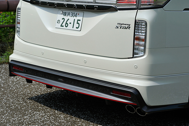 エクステリアではNISMOのノウハウが注ぎこまれたエアロキット(フロントアンダースポイラー、サイドスカート、リアアンダースポイラー、リアサイドスポイラー)とともに、19インチアルミホイール&ブリヂストン「POTENZA S001」(245/45 R19)、オールステンレス製スポーツマフラー、S-tuneサスペンションキットを装着。車高はノーマルからフロント約20mm、リア約15mmローダウンする。このほかにもカーボンドアミラーカバー、ダーククロームグリルといったディーラーオプションパーツも付いている