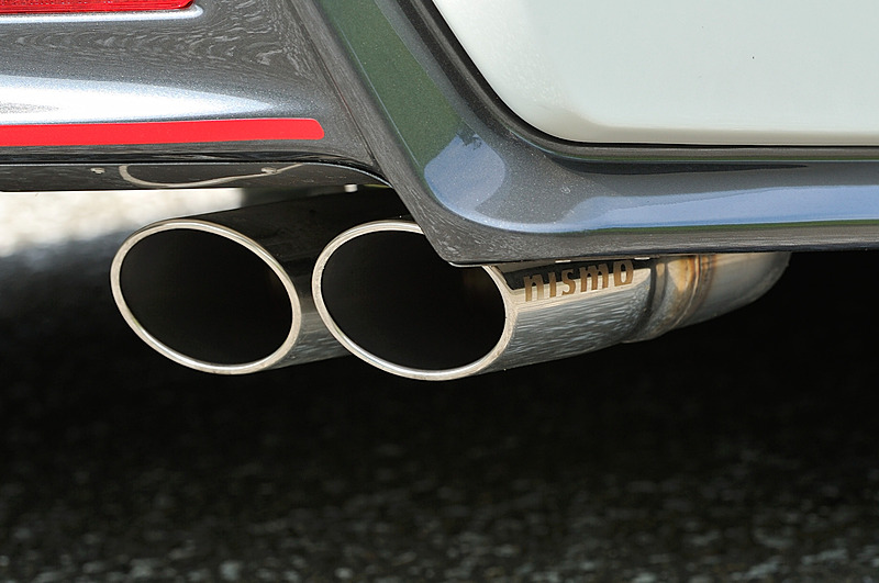 エクステリアではNISMOのノウハウが注ぎこまれたエアロキット(フロントアンダースポイラー、サイドスカート、リアアンダースポイラー、リアサイドスポイラー)とともに、19インチアルミホイール&ブリヂストン「POTENZA S001」(245/45 R19)、オールステンレス製スポーツマフラー、S-tuneサスペンションキットを装着。車高はノーマルからフロント約20mm、リア約15mmローダウンする。このほかにもカーボンドアミラーカバー、ダーククロームグリルといったディーラーオプションパーツも付いている