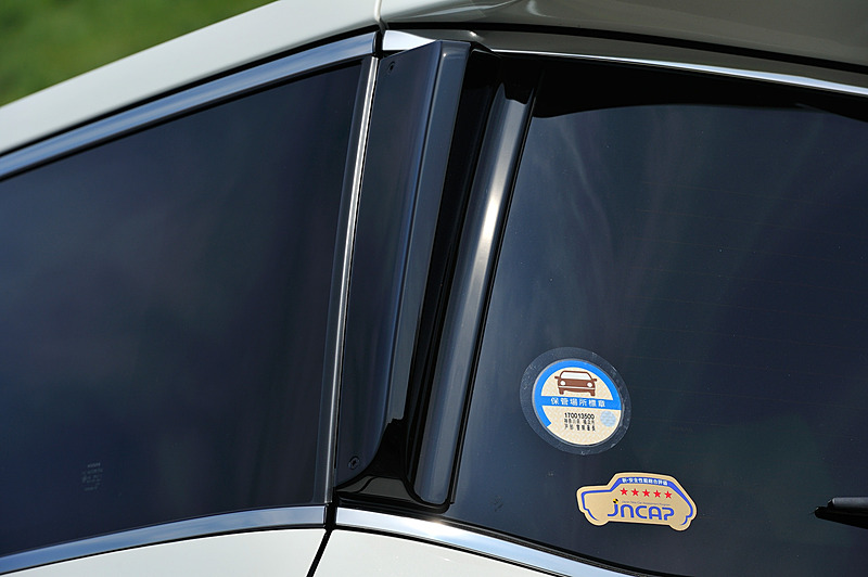 エクステリアではNISMOのノウハウが注ぎこまれたエアロキット（フロントアンダースポイラー、サイドスカート、リアアンダースポイラー、リアサイドスポイラー）とともに、19インチアルミホイール＆ブリヂストン「POTENZA S001」（245/45 R19）、オールステンレス製スポーツマフラー、S-tuneサスペンションキットを装着。車高はノーマルからフロント約20mm、リア約15mmローダウンする。このほかにもカーボンドアミラーカバー、ダーククロームグリルといったディーラーオプションパーツも付いている