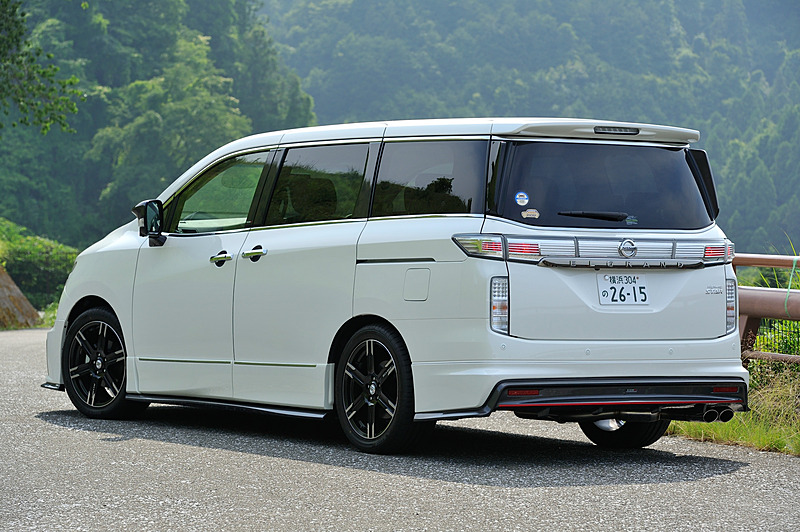 撮影車は「エルグランド 350 ハイウェイスター プレミアム」のNISMOパフォーマンスパッケージ装着車。ベース車のボディサイズは4945×1850×1815mm（全長×全幅×全高）、ホイールベースは3000mm。ベース車の価格は533万7360円だが、これにNISMOパーツをはじめとするオプション品（総額126万2893円）が与えられる