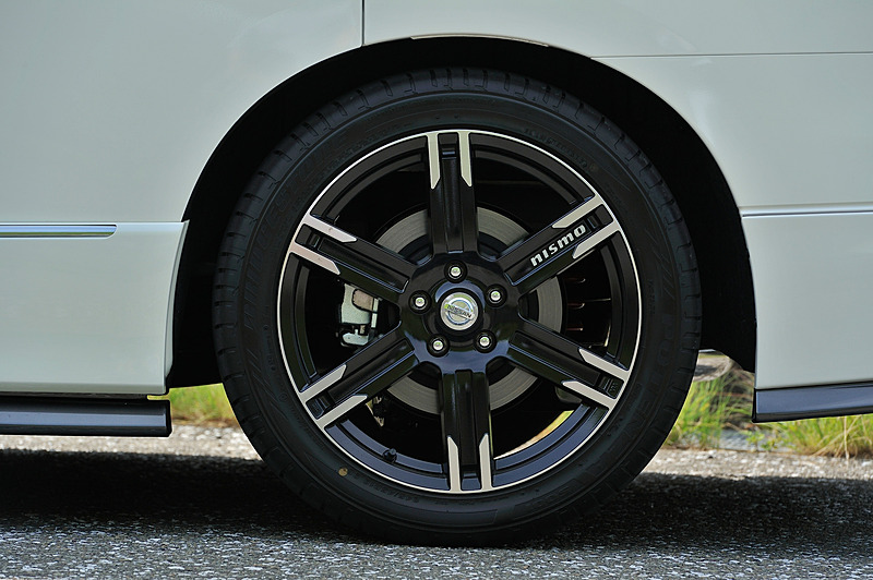 エクステリアではNISMOのノウハウが注ぎこまれたエアロキット（フロントアンダースポイラー、サイドスカート、リアアンダースポイラー、リアサイドスポイラー）とともに、19インチアルミホイール＆ブリヂストン「POTENZA S001」（245/45 R19）、オールステンレス製スポーツマフラー、S-tuneサスペンションキットを装着。車高はノーマルからフロント約20mm、リア約15mmローダウンする。このほかにもカーボンドアミラーカバー、ダーククロームグリルといったディーラーオプションパーツも付いている