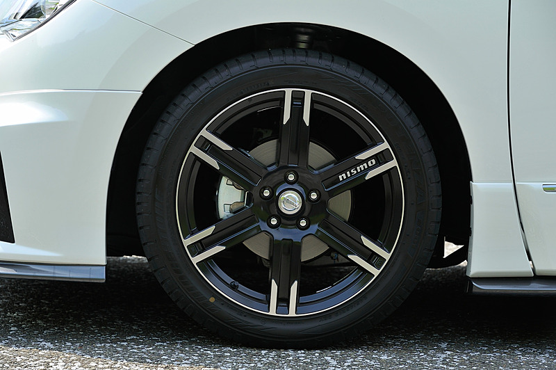 エクステリアではNISMOのノウハウが注ぎこまれたエアロキット(フロントアンダースポイラー、サイドスカート、リアアンダースポイラー、リアサイドスポイラー)とともに、19インチアルミホイール&ブリヂストン「POTENZA S001」(245/45 R19)、オールステンレス製スポーツマフラー、S-tuneサスペンションキットを装着。車高はノーマルからフロント約20mm、リア約15mmローダウンする。このほかにもカーボンドアミラーカバー、ダーククロームグリルといったディーラーオプションパーツも付いている