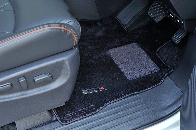 インテリアではNISMOのロゴ付フロアマット（吸音機能付）を装備