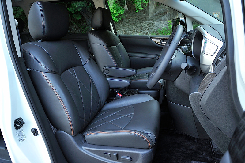 インテリアではNISMOのロゴ付フロアマット（吸音機能付）を装備