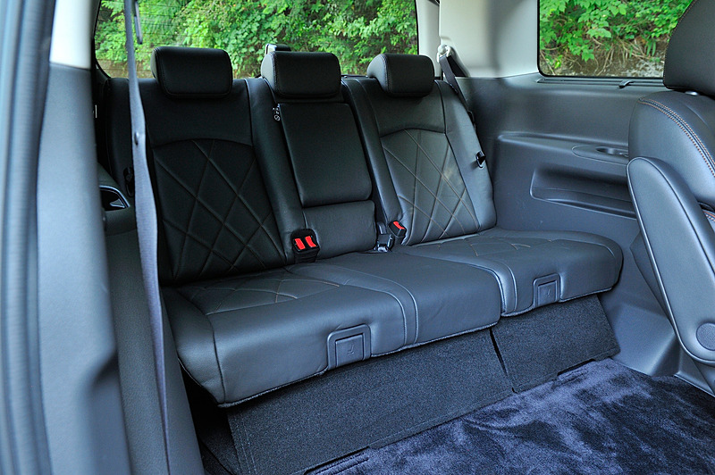 インテリアではNISMOのロゴ付フロアマット（吸音機能付）を装備